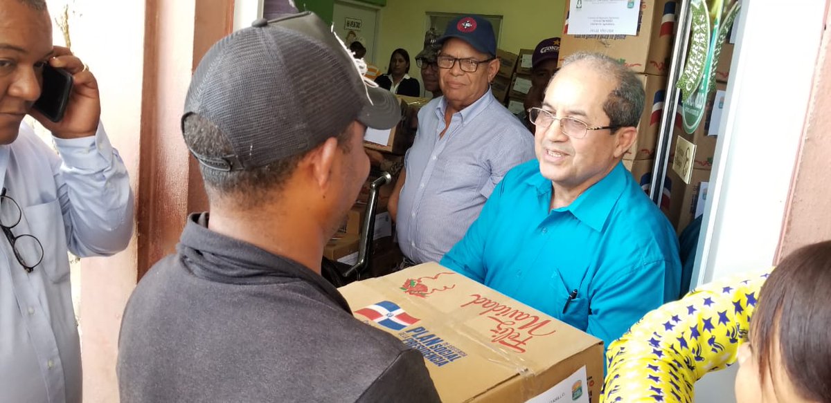 PLCM_RD's tweet photo. Equipo administrativo del Proyecto La Cruz de Manzanillo, encabezado por el Ing. Rafael Cruz Robles Administrador general, Fanny Then, Pepe Faña entregan cajas navideñas a los empleados del #PLCM.  
#FelizAño2020 #AgriculturaTrabaja https://t.co/dMP3GQds5Z