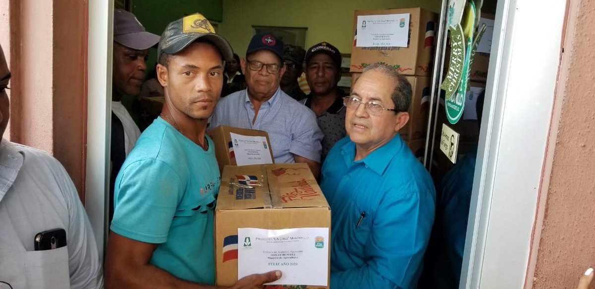 PLCM_RD's tweet photo. Equipo administrativo del Proyecto La Cruz de Manzanillo, encabezado por el Ing. Rafael Cruz Robles Administrador general, Fanny Then, Pepe Faña entregan cajas navideñas a los empleados del #PLCM.  
#FelizAño2020 #AgriculturaTrabaja https://t.co/dMP3GQds5Z