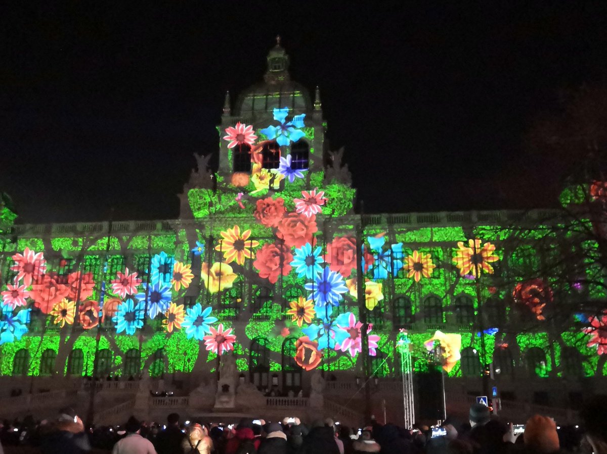 DaInPrag's tweet image. Ein wundervolles neues Jahrzehnt 2020 wünsche ich aus Prag, dieses Jahr kein Feuerwerk aber Videomapping...