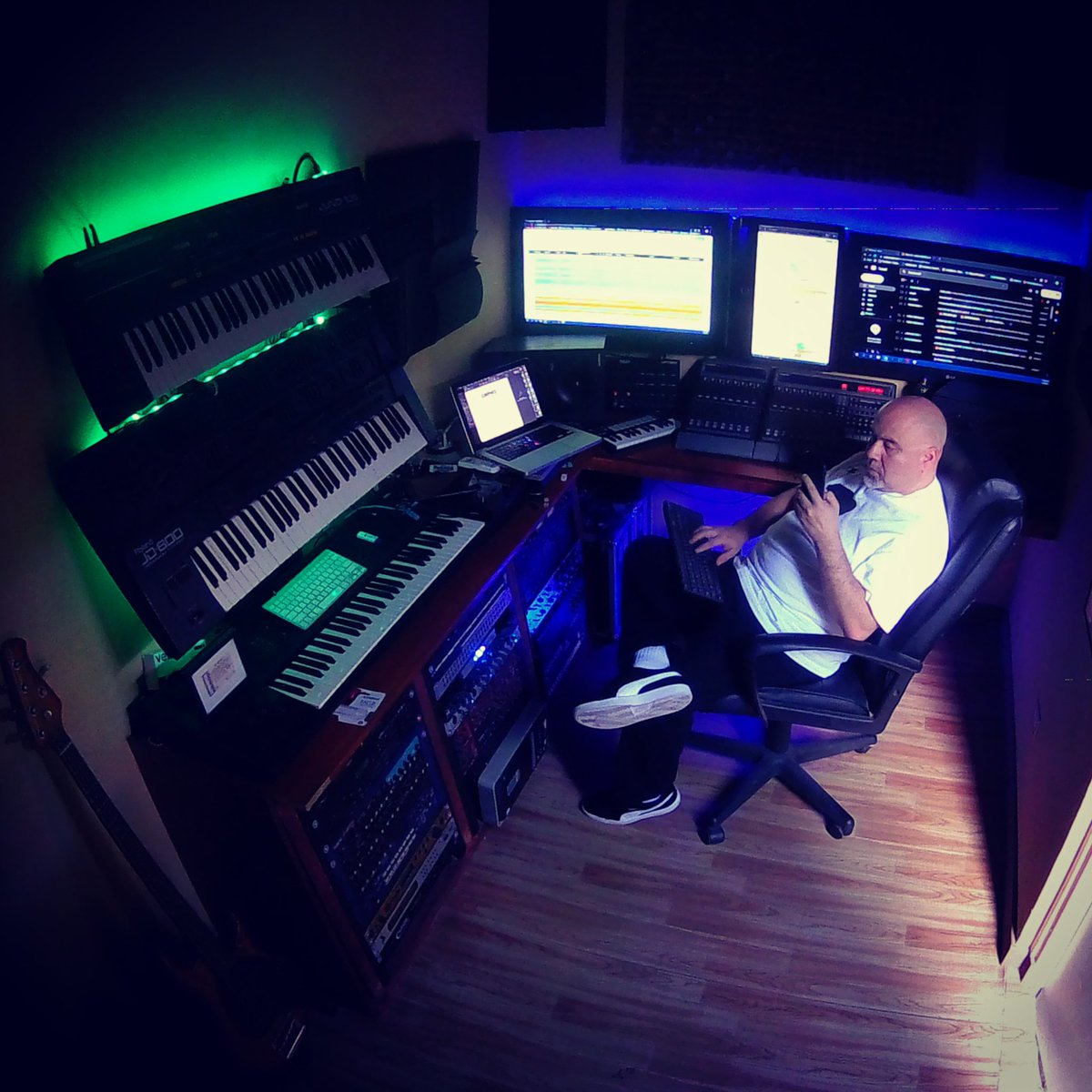 Omnionn's tweet image. One day, you are a young Hip Hop producer with VSTs in your desktop. The next day, all your screens have Google Docs, music contracts and spreadsheets. 😅 Happy 2020. #FirstDayOfWork #Jan2 #XmasBreakIsOver