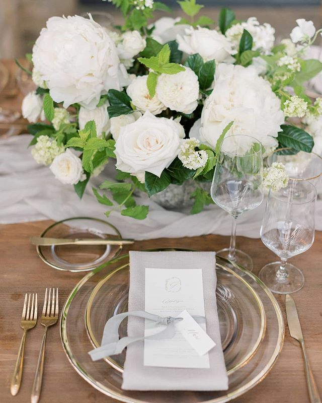 premiere_rents's tweet photo. Our Como Gold plates and brushed gold flatware 😍 #TableTopThursday || Rentals: @premiere_rents | Planning + Design: @theelegantninja_berlanti @theelegantninja | Photography: @sanazphotography | Venue: @maliburockyoaks | Flowers: @poppydesignco | Catering/Tower: @treslacatering https://t.co/9LP95Ez86h