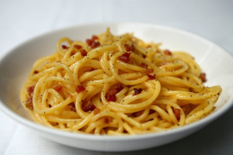 Originally, pancetta was used to replace guanciale (pork jowl) which was only introduced in 1960. But how many carbonara variants have existed over the years? This is the true story of how this dish was born and evolved over time -> bit.ly/CarbonaraHisto…