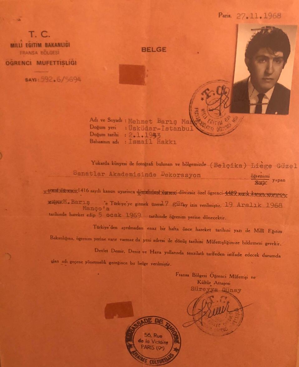 Türkiye’ye gelmek üzere on yedi gün izin istemişsin Milli Eğitim Bakanlığından; keşke hayatta olsan da bütün dünyayı gezebilmen için uzun ve keyifli bir imza atsam... Şad ol Barış Manço, Türkiye hâlâ yediden yetmişe seninle...
#barismanco