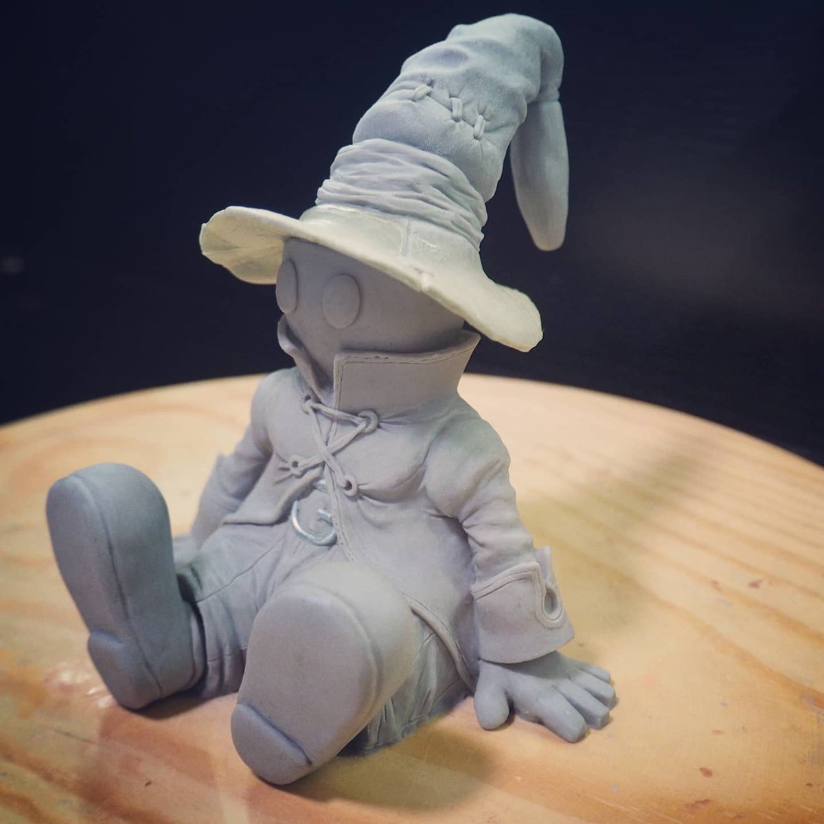 EstudioAdrian's tweet photo. Nuevo trabajo casi acabado! Por aquellos momentos que marcaron una era 😊
#vivi #finalfantasy #finalfantasyix #squareenix #playstation #ps1 #psone #magonegro #blackwizard #videogames #handmade #sculpture #arte #art https://t.co/hoIwWkCQk2