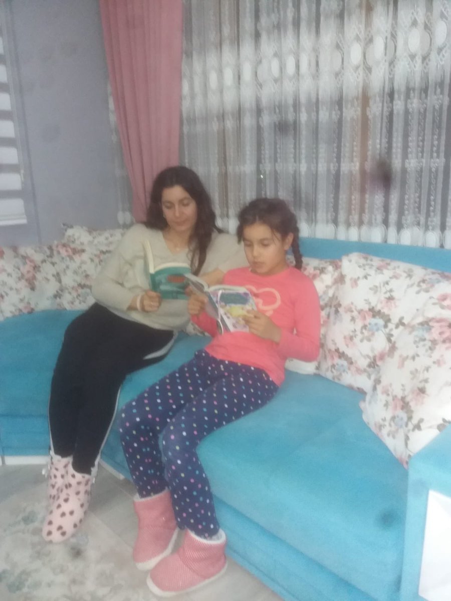 AmiralReis's tweet photo. #BodrumCumhuriyetOkumaları #bodrumokuyor #ziyaselcuk #bodrumMem Amiral Turgut Reis İlkokulu ailesi okuyor. https://t.co/euNxsrVyUU