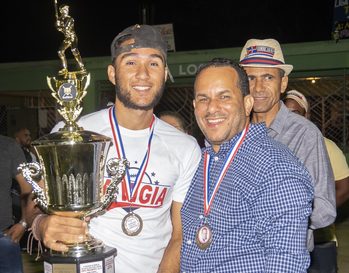juventudconfer2's tweet photo. Nuestro candidato Fernando junto a los jugadores La vigía 🤝 #Fernando #Apoyando #El #Deporte ⚾️ https://t.co/wb9HJzFBSY