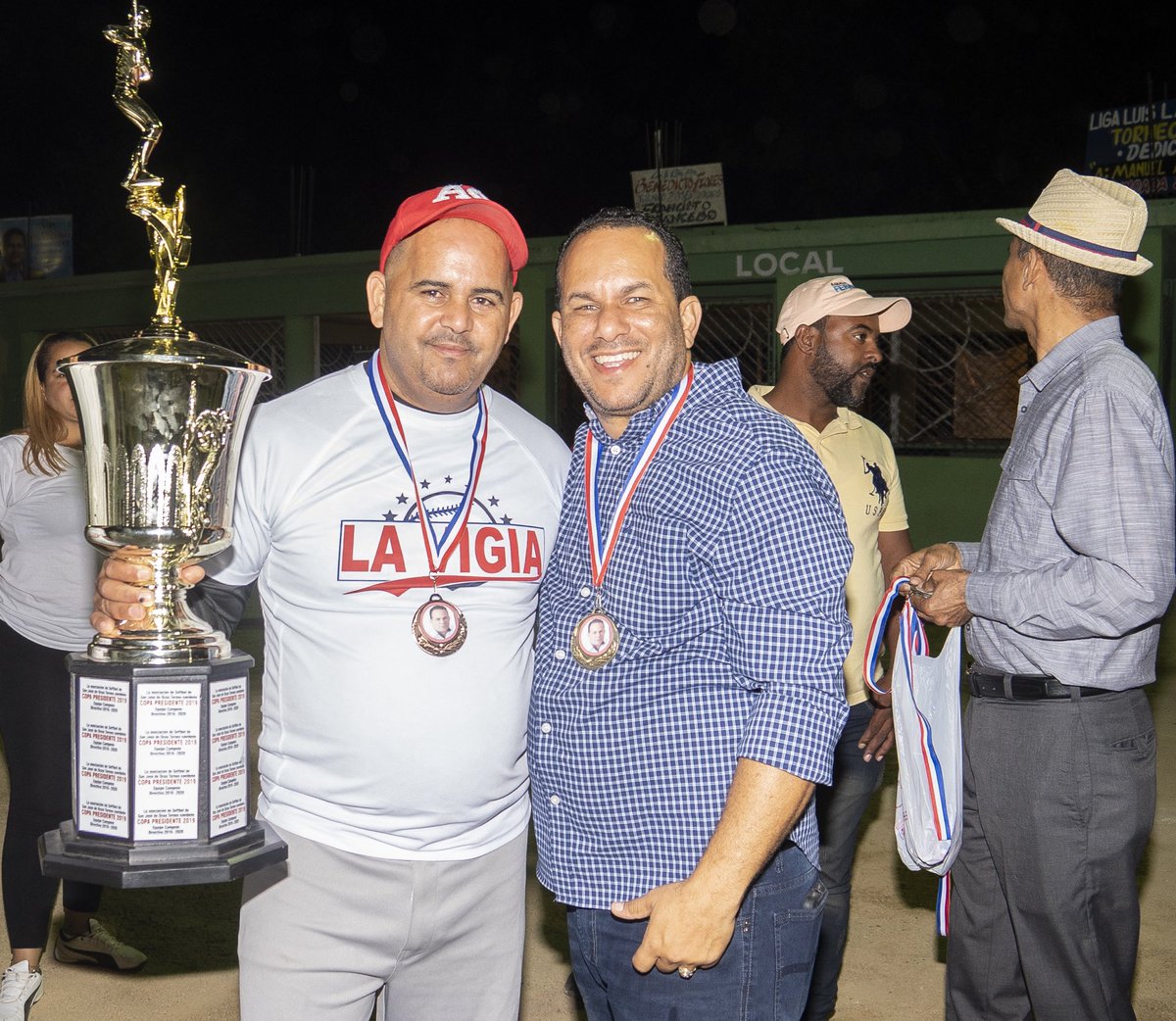 juventudconfer2's tweet photo. Nuestro candidato Fernando junto a los jugadores La vigía 🤝 #Fernando #Apoyando #El #Deporte ⚾️ https://t.co/wb9HJzFBSY