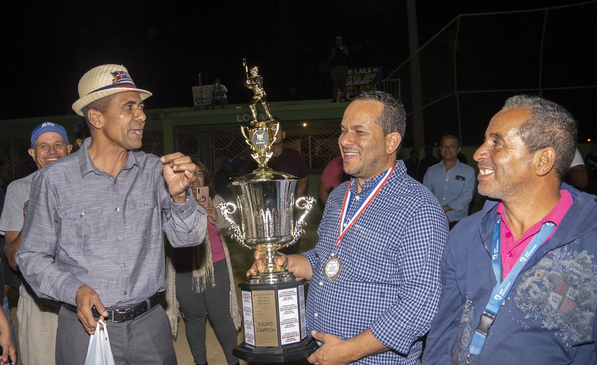 juventudconfer2's tweet photo. Nuestro candidato Fernando junto a los jugadores La vigía 🤝 #Fernando #Apoyando #El #Deporte ⚾️ https://t.co/QvliMe4yB7