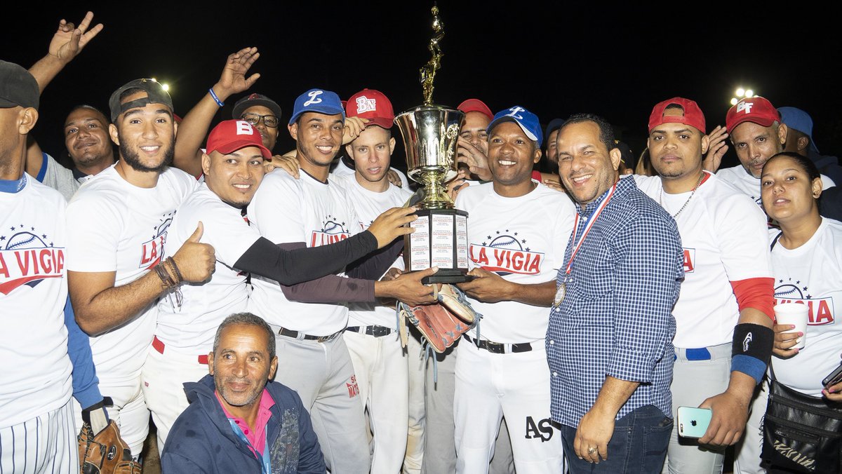 juventudconfer2's tweet photo. Nuestro candidato Fernando junto a los jugadores La vigía 🤝 #Fernando #Apoyando #El #Deporte ⚾️ https://t.co/QvliMe4yB7
