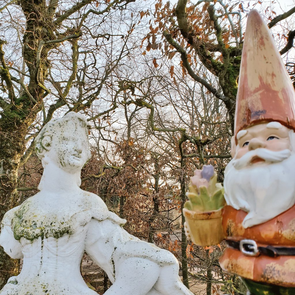 GnomeRuss's tweet photo. I got along splendidly with the statuesque residents of the electoral palace in #Trier #Germany. The secret is to always have a bouquet of flowers for the lovely ladies. @GermanyTourism https://t.co/8ubhlMhmYx