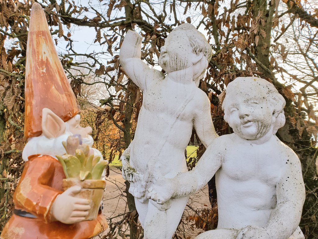 GnomeRuss's tweet photo. I got along splendidly with the statuesque residents of the electoral palace in #Trier #Germany. The secret is to always have a bouquet of flowers for the lovely ladies. @GermanyTourism https://t.co/8ubhlMhmYx