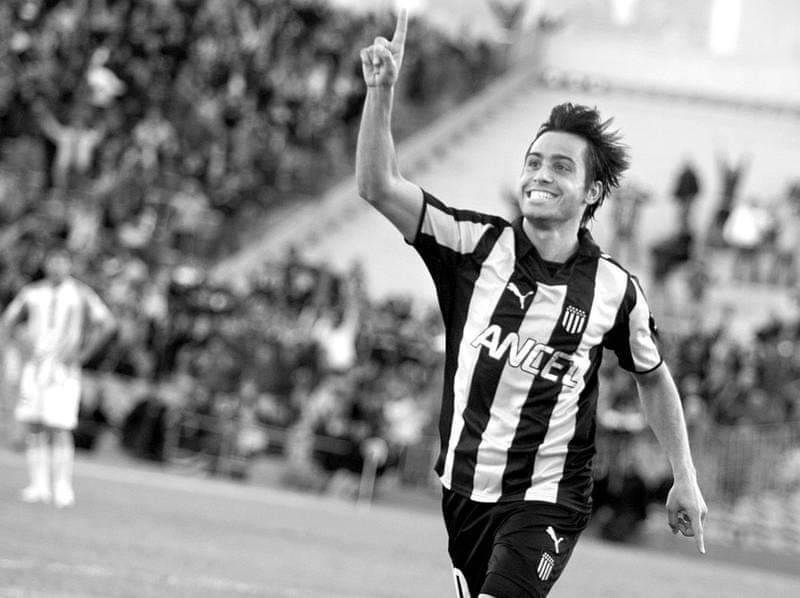 LucianaSanturi8's tweet photo. Lo amo por siempre💛 https://t.co/nKHvXvn7rf