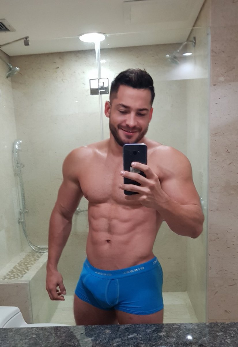 HenryLicett's tweet photo. Me estaba arreglando para año nuevo cuando subí esta foto a mi Instagram https://t.co/4YjvnTIEnD y mis segidoras/es la eliminaron. No entendí xq todo el mundo puede salir en interiores en esa red social menos yo. https://t.co/lxjFngr3zB