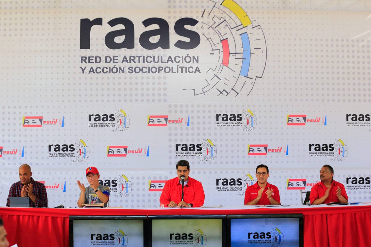 ViceVenezuela's tweet photo. #EspecialesVP || Durante el arranque del Plan Integral de #AVGE, el presidente de la República, @NicolasMaduro, sostuvo un encuentro con el Estado Mayor del Plan y ordenó la construcción e instalación de mil nuevas bases de misiones socialistas. https://t.co/W3WVQggBwZ https://t.co/aUb1Ux9FcH