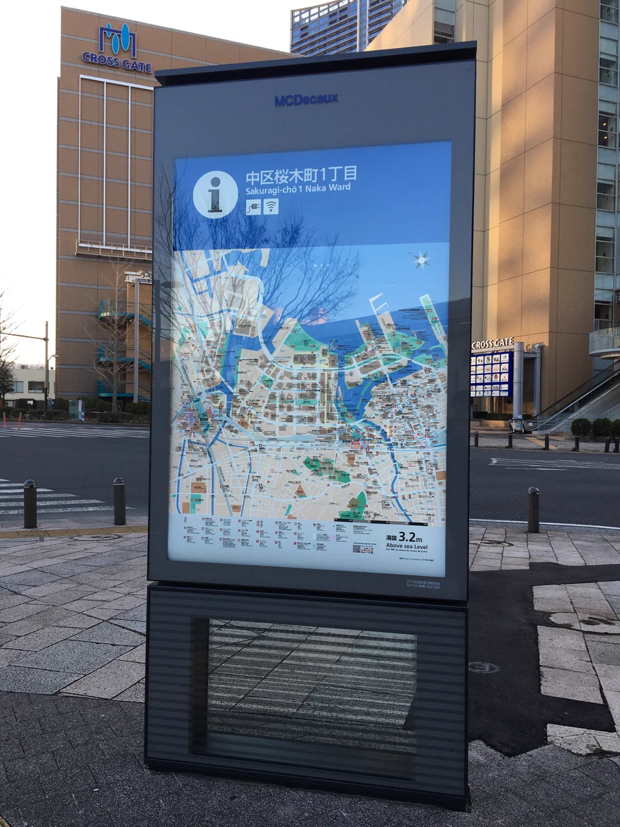 最近出来たんだけと、スマホの充電が無くなったら。この地図パネルで充電できますよ。とっても便利。