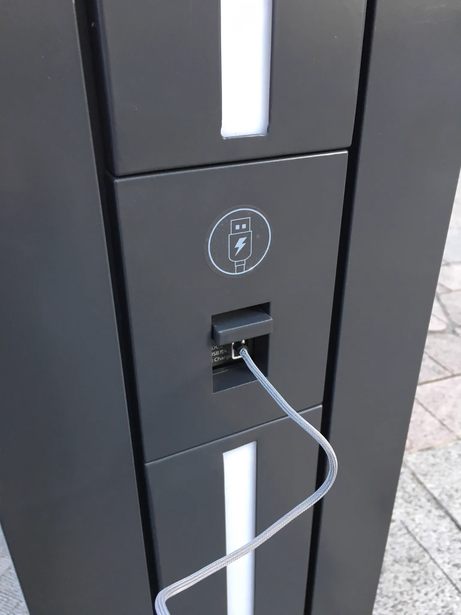 最近出来たんだけと、スマホの充電が無くなったら。この地図パネルで充電できますよ。とっても便利。