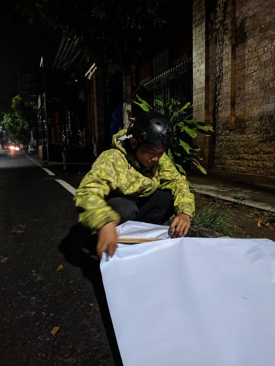 garuksampah's tweet photo. #mendadakgiat klitih keliling kota Jogja bersama 7 relawan, sambil #garuksampah #sampahvisual ronteg/iklan ilegal . (rujukan: perwal no 23 tahun 2016)
Cc:
@PemkotJogja
@satpolppjogja https://t.co/bKkS0VrNb4