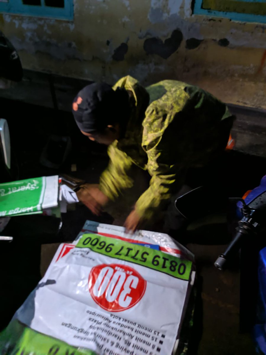 garuksampah's tweet photo. #mendadakgiat klitih keliling kota Jogja bersama 7 relawan, sambil #garuksampah #sampahvisual ronteg/iklan ilegal . (rujukan: perwal no 23 tahun 2016)
Cc:
@PemkotJogja
@satpolppjogja https://t.co/bKkS0VrNb4