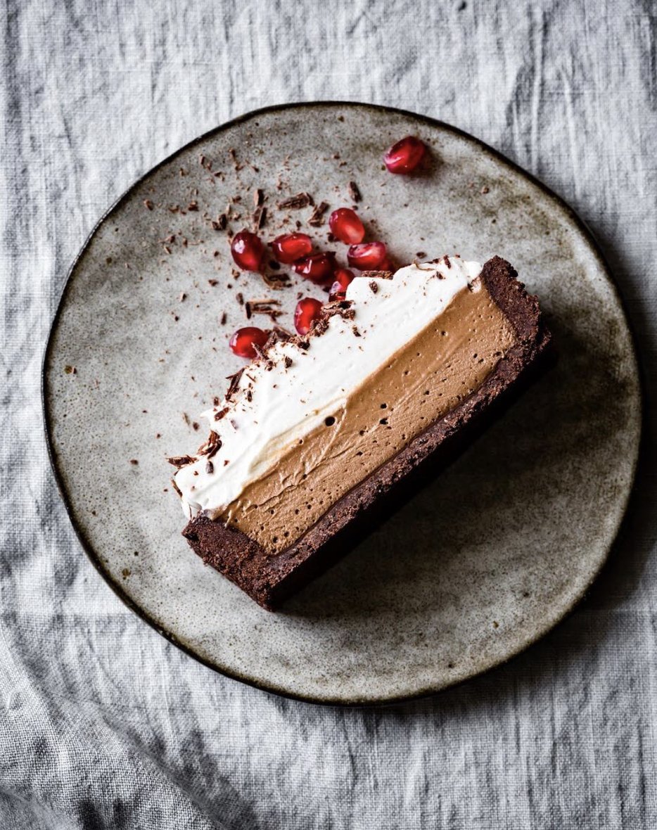 Layers of Chocolate Pudding and Whipped Coconut Cream make <a href="/AlannaTT/">The Bojon Gourmet</a>'s tart taste magical ✨ Plus the pomegranate seeds on top make it pop!

Get the recipe: thefeedfeed.com/the_bojon_gour…
#feedfeed #coconut #chocolatepudding #chocolatetart #tarts #dessert #bakinginspo #glutenfree
