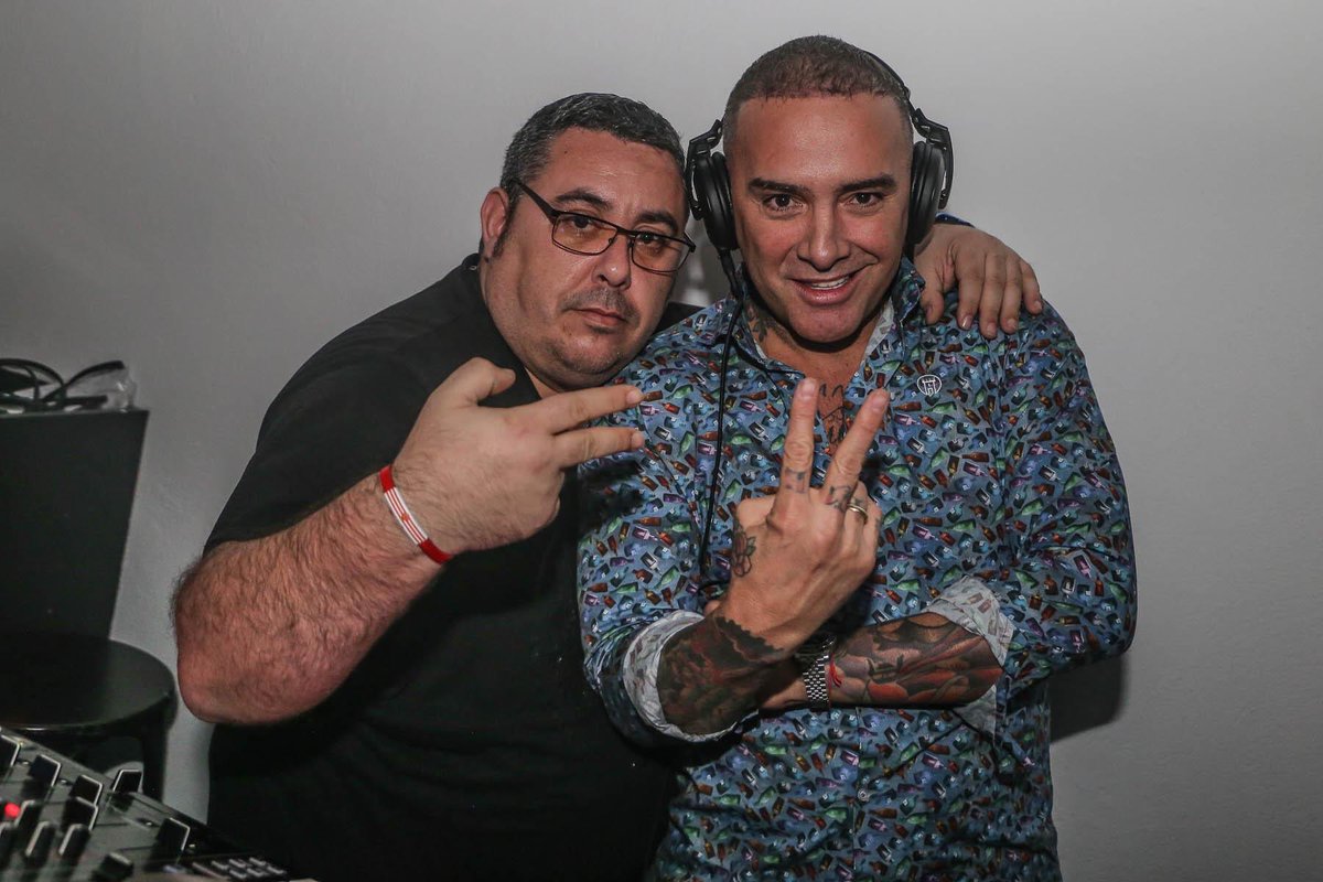 ZenoSpiritDj's tweet photo. Gracias bro @diniogarcia por una noche de fin de año genial. Espero nos veamos de nuevo pronto. Un abrazo enorme y besos a la familia #elchalaodebanyoles #findeano2019 https://t.co/TmjosMa0TU