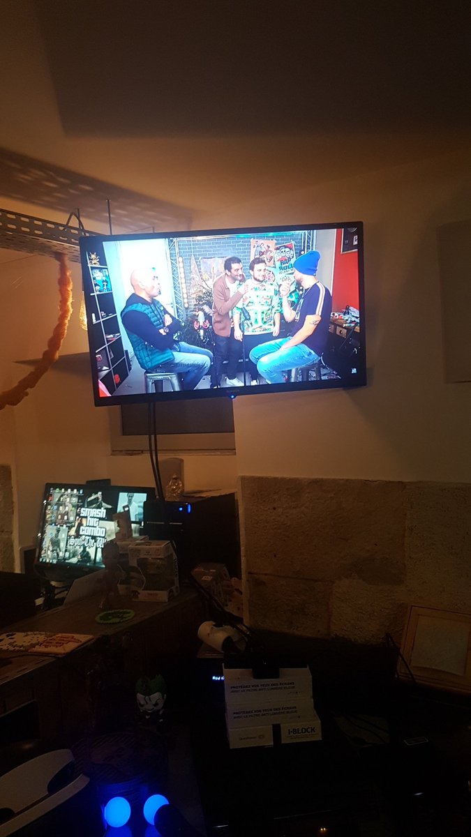 Regarder <a href="/levraimcfly/">Mcfly le turlupin du net</a> <a href="/Raphael_Carlier/">Raf Carlito</a> au bar, c'est juste ouf lol.