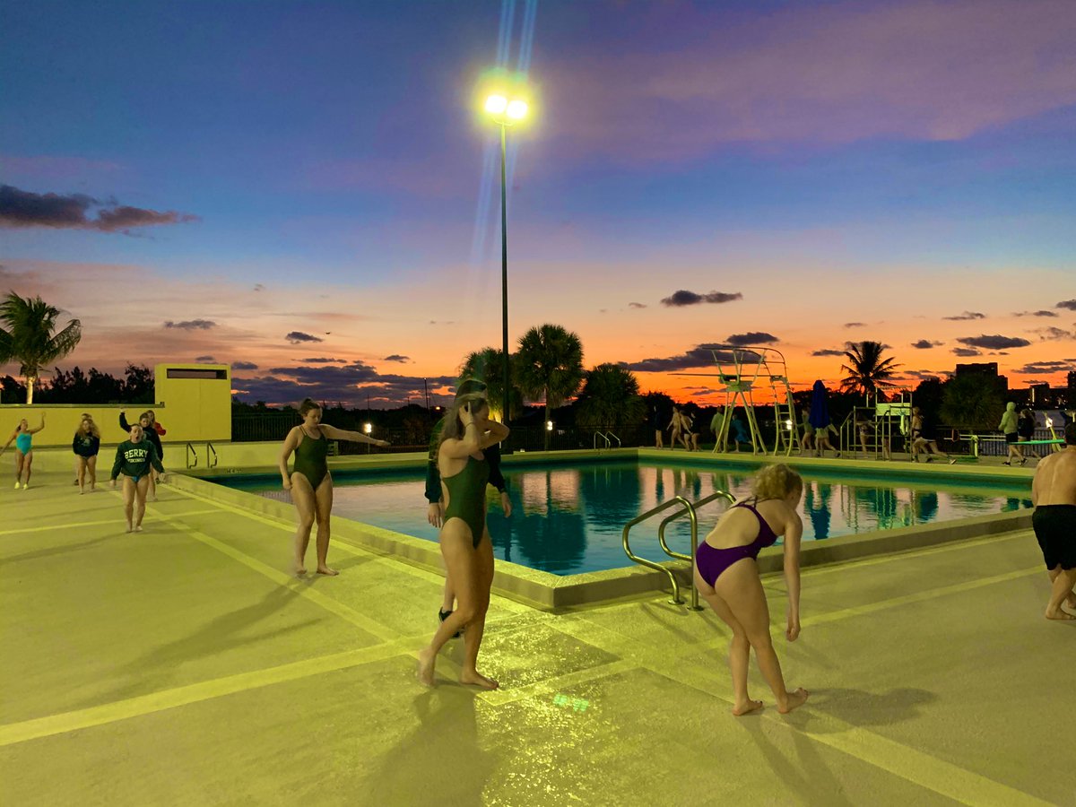 _RealAD_'s tweet photo. @BerrySwimDive is starting the new year right training hard! #GoBerry #WeAllRow #Effort https://t.co/UyCS68JBZr