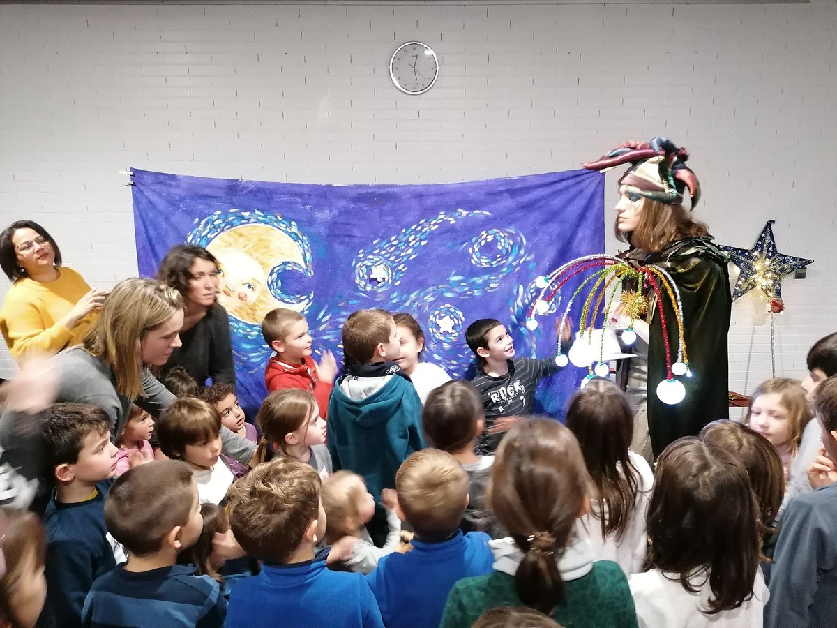 BiblioFigueres's tweet photo. Aquesta ha estat una tarda màgica, la @BelBellvehi ens ha explicat contes, i entre conte i conte, les nenes i nens, canta que cantaràs la cançó d'en #Fumera. I ho han fet tan bé, que tot d'una hem començat a veure fum i,emoció general,ha aparegut el qui tot ho veu i tot ho xerra! https://t.co/9KvWj3qD3s