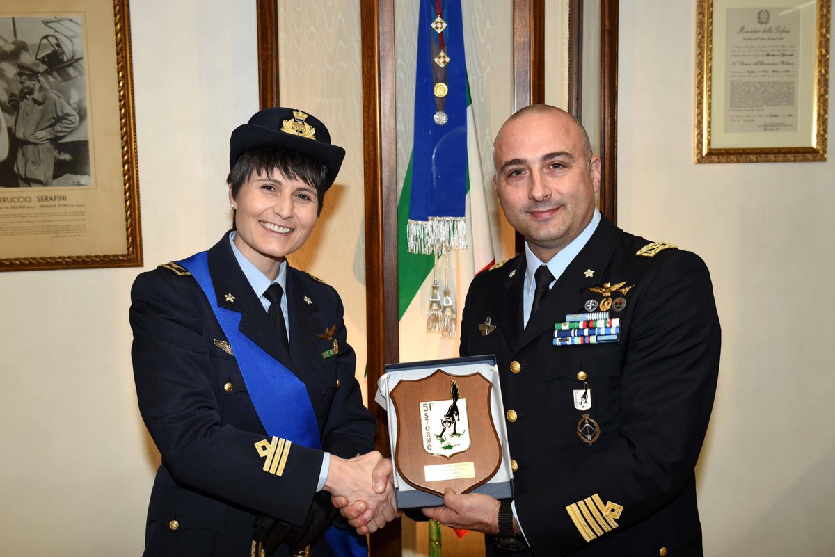 AstroSamantha's tweet photo. Sempre speciale il 51! 
Grazie al Comandante e tutti quanti per l'accoglienza calorosa e "famigliare" oggi, in occasione del saluto alla Bandiera. https://t.co/j7lJbXbPpV