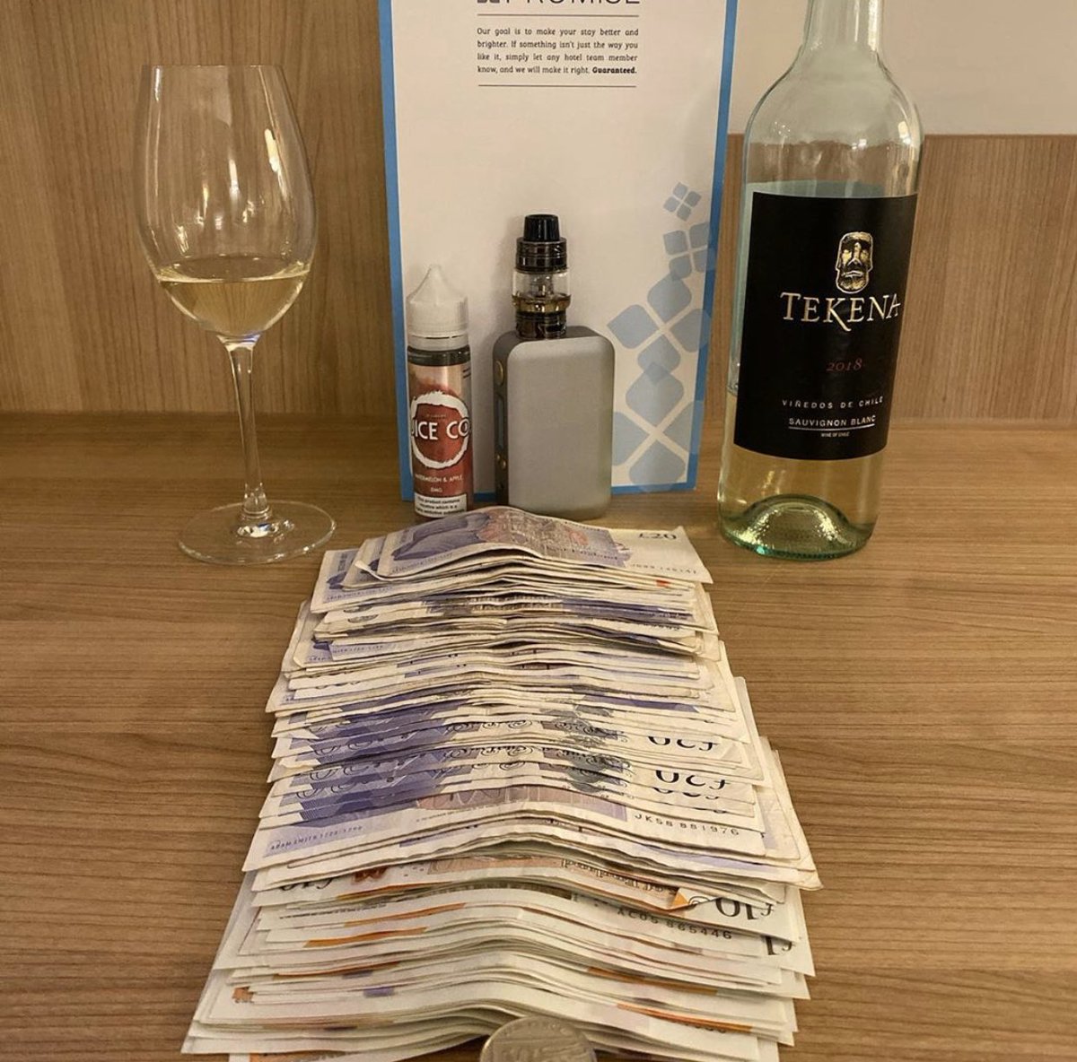 Had it off at the casino this afternoon winning 22k cash so I’m giving the odd 2k away to a lucky follower who retweets this tweet 🥂

Might book another holiday to Mexico, they love me 🥰🇲🇽