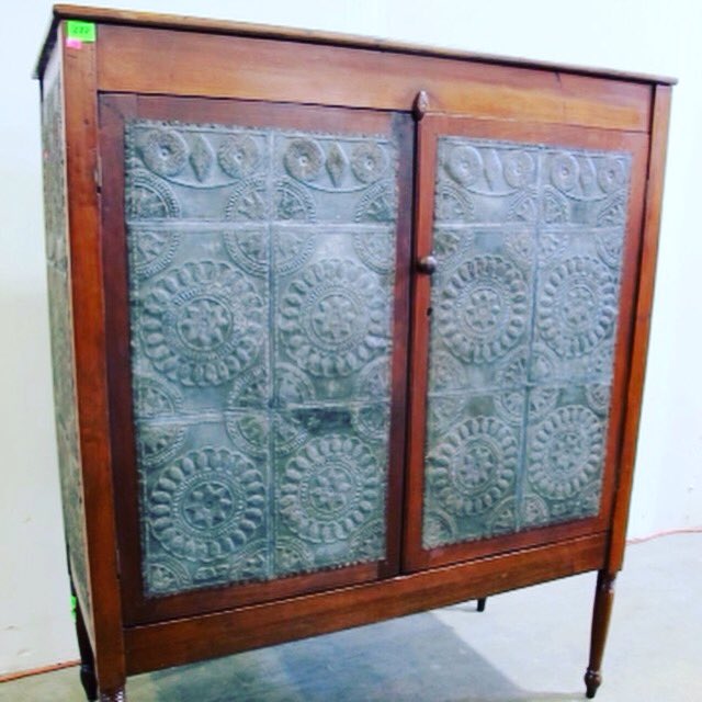 CannonsAuctions's tweet photo. Pie security is a thing... #allpiesmatter
#antique #piesafe; punched tin front and sides
***Wed, 8 Jan***
In conjunction with @wayforthsolutions
#rva #wayforth
https://t.co/gSqAzz564r https://t.co/fYoKM92D0U