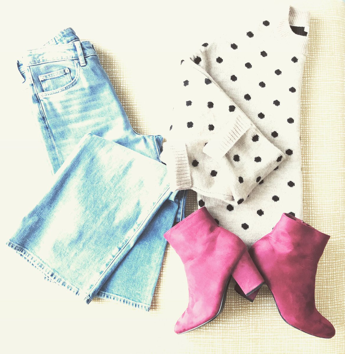 _amstyling's tweet photo. Day 1: 1 pair of jeans, 7 days of outfits. Find jeans you love and pair them with practically anything! This is a newish style this season, and I love them. Only $34.99 online at H&amp;M. On sale in store as well. Check out my Pinterest amstylingllc for the link! https://t.co/J7xDO3EglX