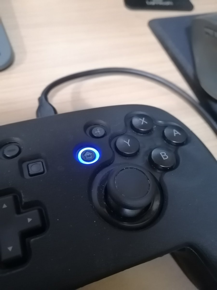 まきー Steamでスイッチのproコン使えると聞いてpcに有線接続してみたんだけどホームボタン光るのね ジョイコンのホームボタンは光るの知ってたけどproコンもなのか