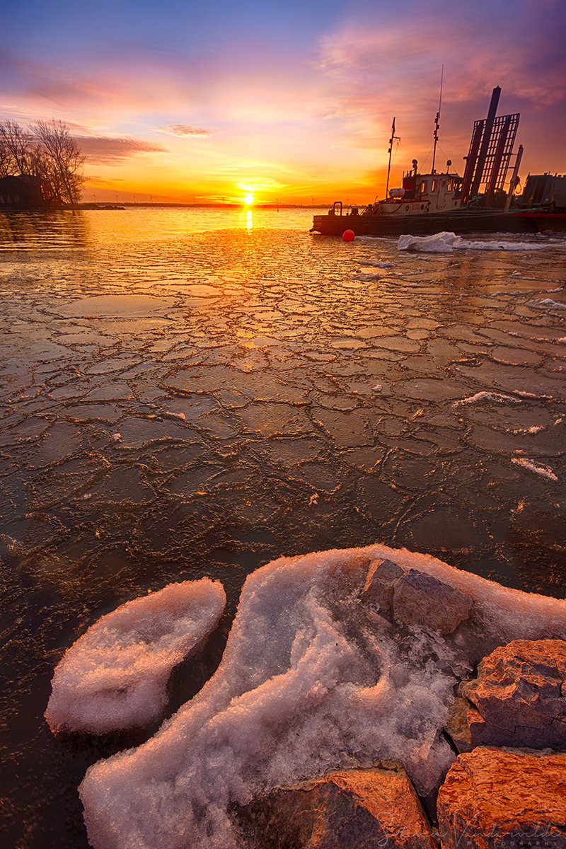 _SVphotography's tweet photo. Sunrise over the ice polygons in a cove in Lake Ontario at the Amherst Island Ferry dock. #sunrise #StormHour #ThePhotoHour @LOYTWP @weathernetwork https://t.co/82RkzoVhW1