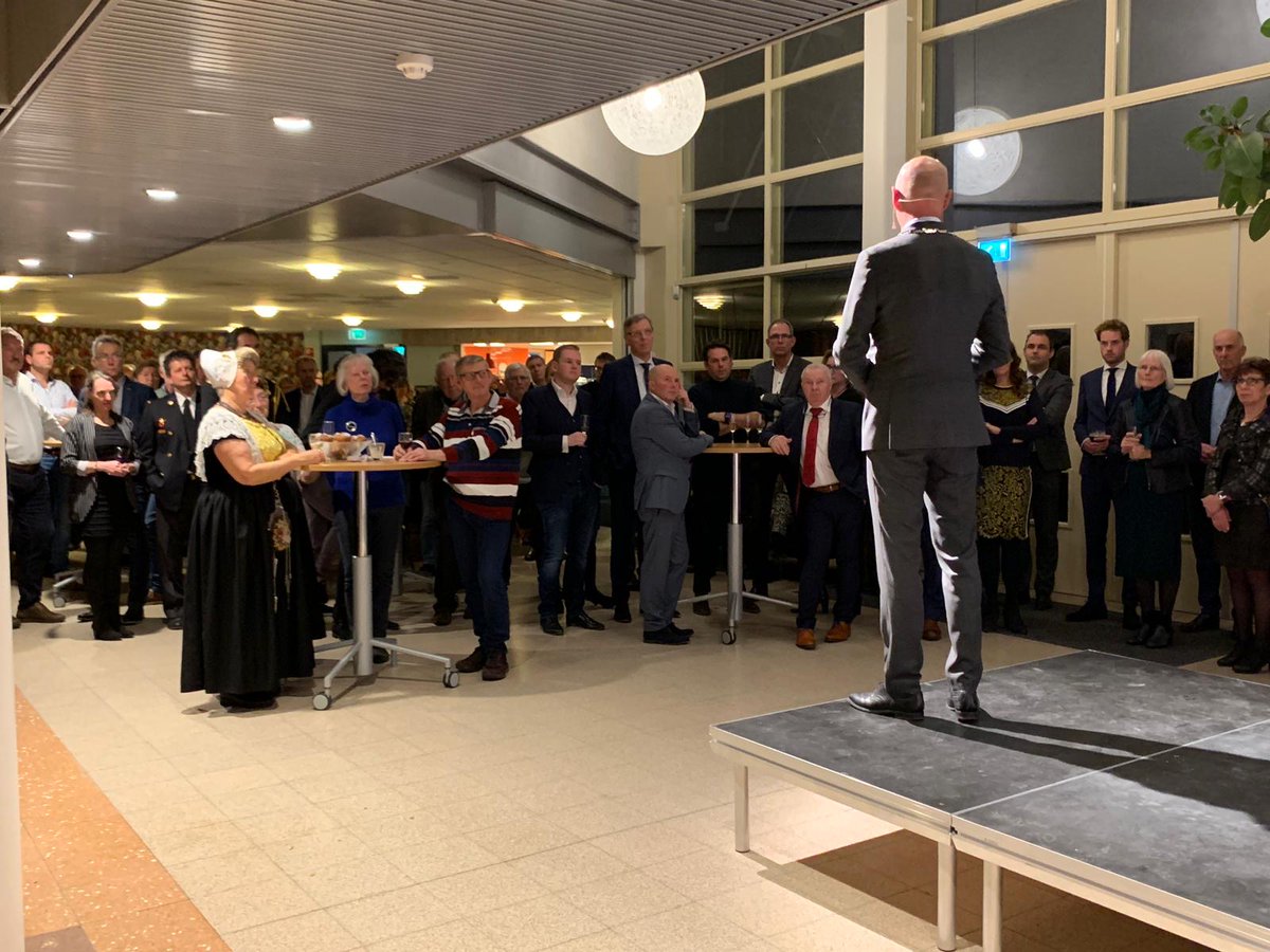 Gemeente_Veere's tweet photo. ‘’We zijn terecht trots op onze identiteit, ons DNA. We willen graag bijdragen aan het nieuwe decennium, zonder onze identiteit te verliezen’’. Bekijk de #Nieuwjaarstoespraak van burgemeester van der Zwaag via👉: https://t.co/hzZWqDJeUj #nieuws https://t.co/2nD5zTosUU