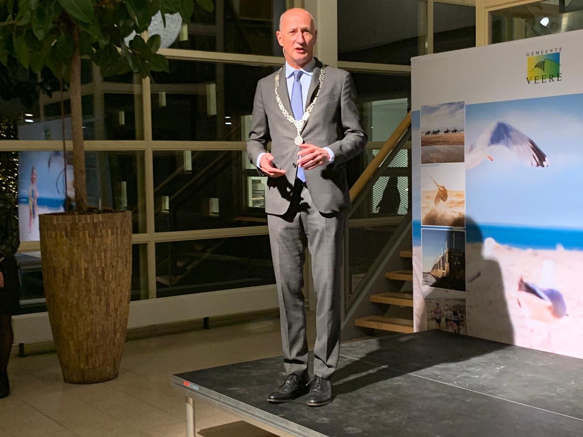 ‘’We zijn terecht trots op onze identiteit, ons DNA. We willen graag bijdragen aan het nieuwe decennium, zonder onze identiteit te verliezen’’. Bekijk de #Nieuwjaarstoespraak van burgemeester van der Zwaag via👉: loom.ly/9hLv9iI #nieuws