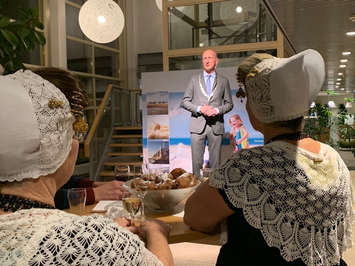 Gemeente_Veere's tweet photo. ‘’We zijn terecht trots op onze identiteit, ons DNA. We willen graag bijdragen aan het nieuwe decennium, zonder onze identiteit te verliezen’’. Bekijk de #Nieuwjaarstoespraak van burgemeester van der Zwaag via👉: https://t.co/hzZWqDJeUj #nieuws https://t.co/2nD5zTosUU