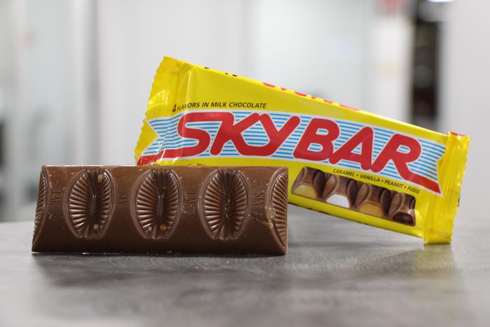 mainenewshound's tweet photo. Discontinued last Decade, 
Sky Bar returns to your favorite retailer soon

Limited availability at this time:
Sky Bar store , 365 Boston Post Road, Sudbury,Ma
Online at bulk price: https://t.co/sz6McsgED8

#Renys #sacome #massachusetts #skybar #candy #belfastme #maine #mepolitics https://t.co/knjhKOhYxN