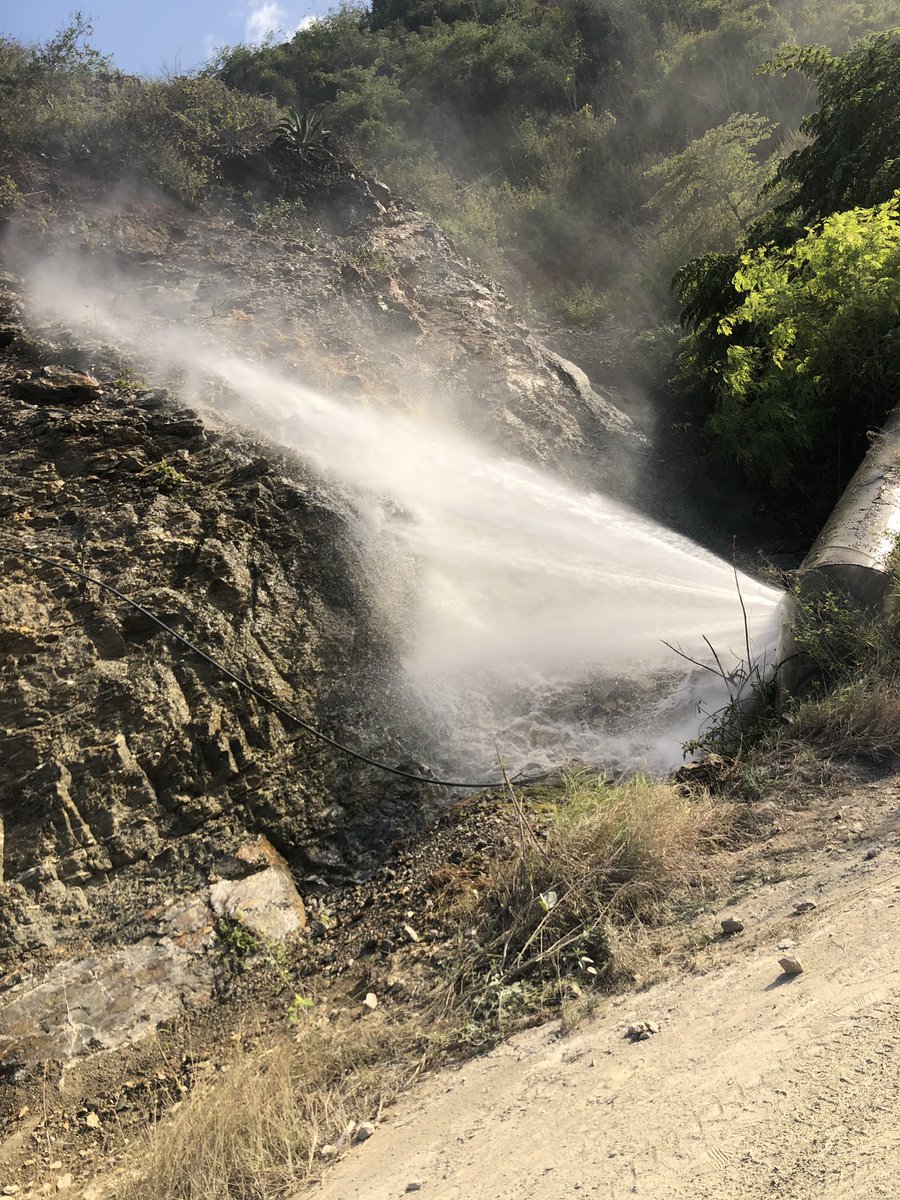 jrollinsonf's tweet photo. @TwttVARGAS en mis vacaciones en Chichiriviche de la costa me percaté de esta ruptura, la cual se está agravando rápidamente. Está antes del club Oricao https://t.co/mOxQAiVudM