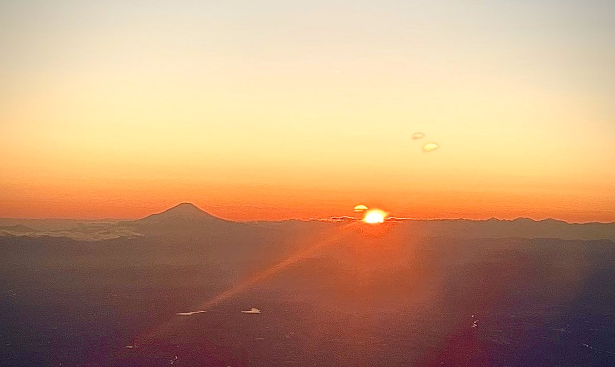 avanishBio's tweet image. #firstsunset of new decade over the land of rising sun. You can see Fuji-San in the skyline.  This is right after 🛫 from Haneda. #Japan #Fuji