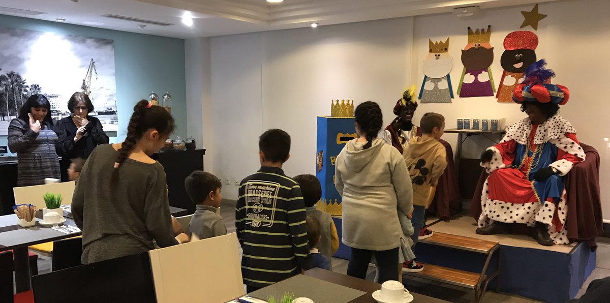Hotel_Paseo_Mar's tweet photo. Haciendo cola para echar la carta en el buzón real... Lo mejor, la ilusión de la PequeFamilia de @TRYP_La_Caleta #XmasTRYP #MeliaSpain @TrypHotels https://t.co/LORQObPwVQ