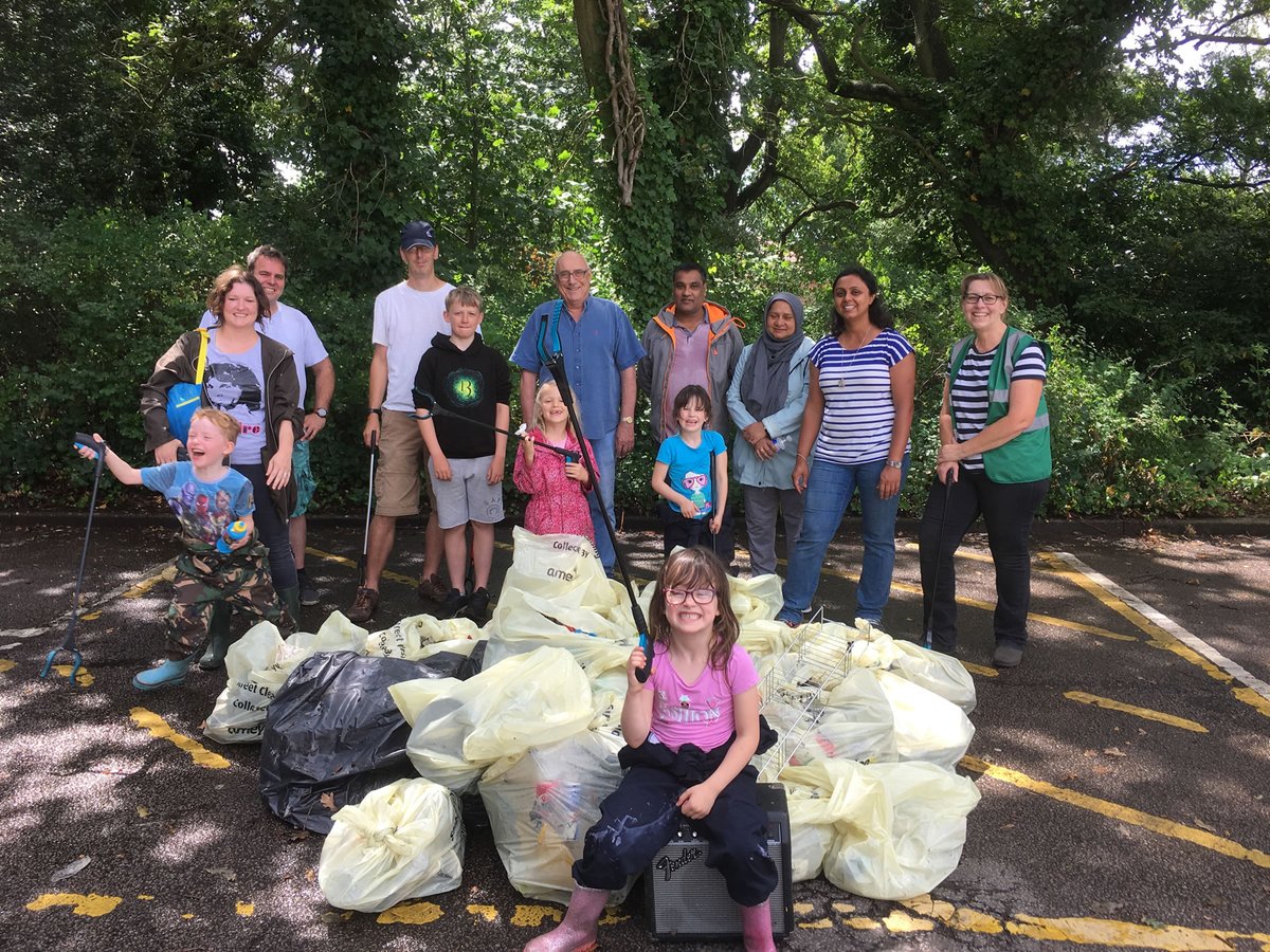 WeybridgeSurrey's tweet photo. #Weybridge In #Bloom - 2019 At A Glance
#Planting #Competitions #LitterPicking
Looking back on the year 2019, we started the year with a handful of volunteers and are now a #Community of over 100 plus members from all across Weybridge &amp; neighbouring areas
https://t.co/9jDId25R8n https://t.co/1r6Ra0OlNG