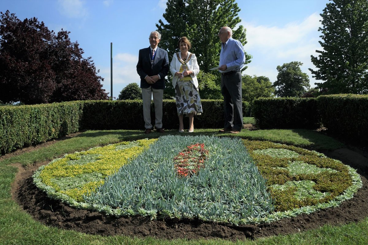 #Weybridge In #Bloom - 2019 At A Glance
#Planting #Competitions #LitterPicking
Looking back on the year 2019, we started the year with a handful of volunteers and are now a #Community of over 100 plus members from all across Weybridge &amp; neighbouring areas
allaboutweybridge.co.uk/weybridge-in-b…