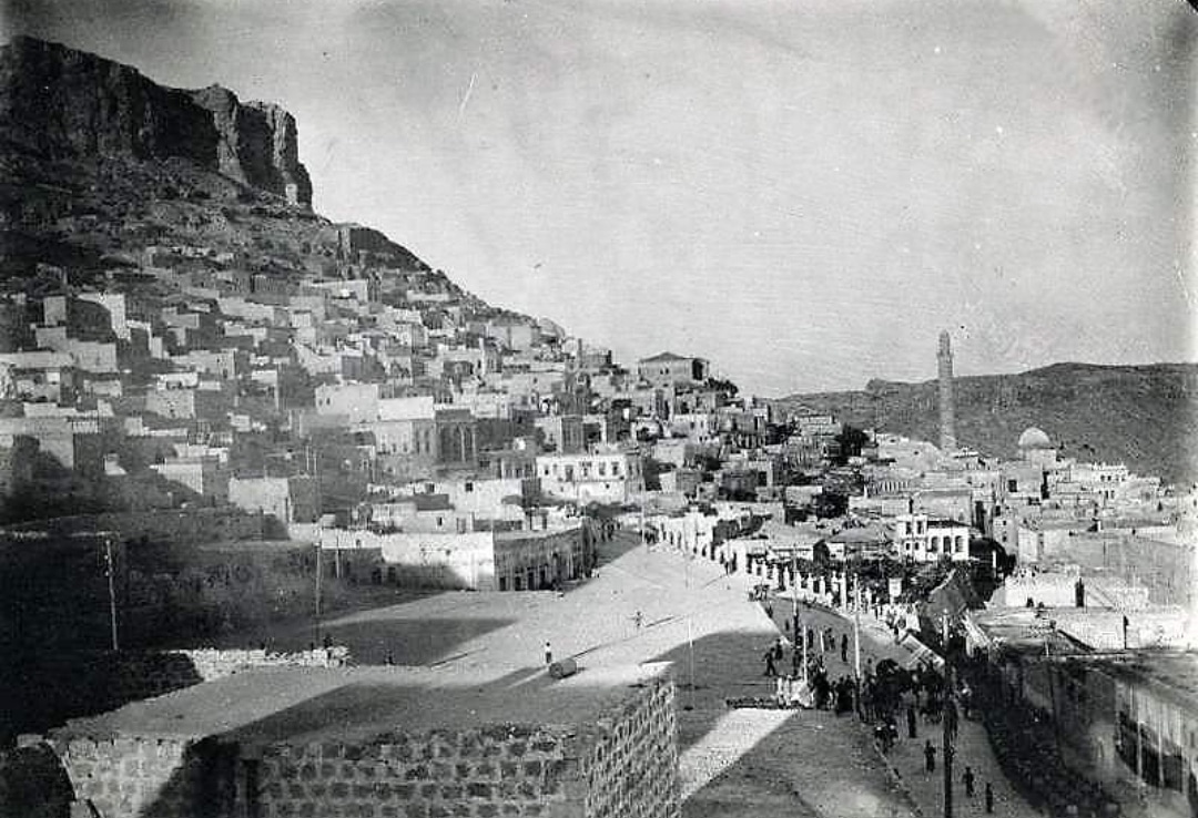 #birzamanlarmardin Cumhuriyet Meydanı ve genel görünüm, 1940.

@magekud

#magekud #birzamanlar #anı #hatıra #siyahbeyaz #fotograf #arsiv #fotografarsivi #kültür #tarih #kültürelmiras #eskimardin #tarihikent #tarihidoku #sokak #mahalle #cadde #bina #ev  #avlu #cami #mardin