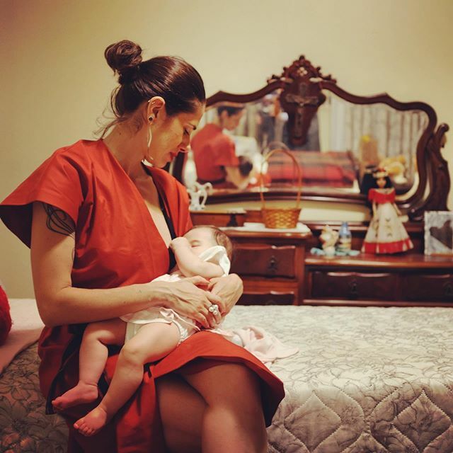 manuelaalecio's tweet photo. Últimos instantes de 2019 pelo @rodrigokanayama ❤️👶🏻 #nossomomento #amamentacao #amor #anonovo https://t.co/in1YB6Ihgb https://t.co/jdojzoOIgy