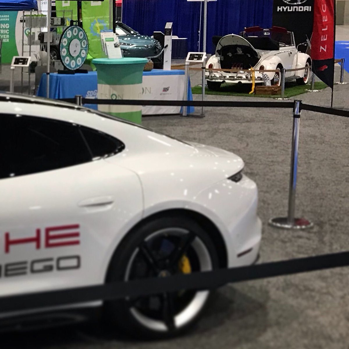 zelectric's tweet photo. Old and new electrics at the @SanDiegoAutoSho #zelectric #porschetaycan 🚗✨ https://t.co/8Q14nAmf60