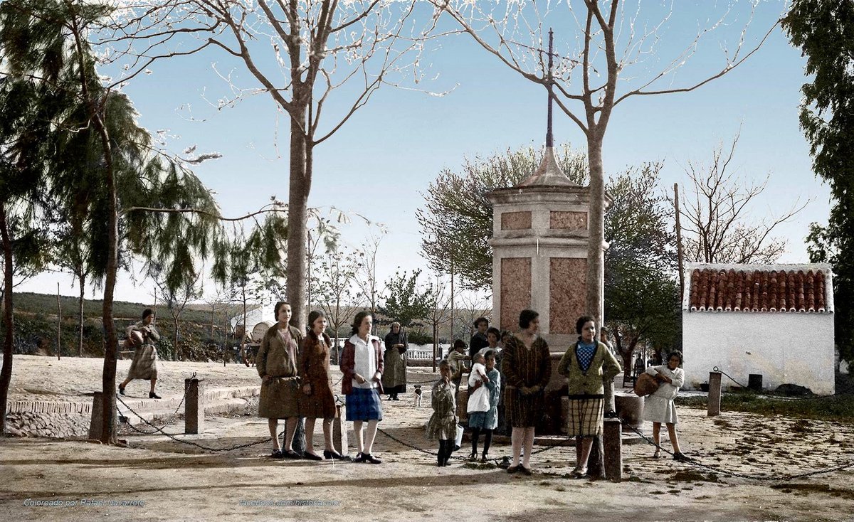 Y salimos de la ciudad para viajar a un pueblo a 46 km de Sevilla, Arahal.
La foto es de 1930, aproximadamente. Y gira en torno a una construcción muy conocida, la Fuente del Pulpejo.