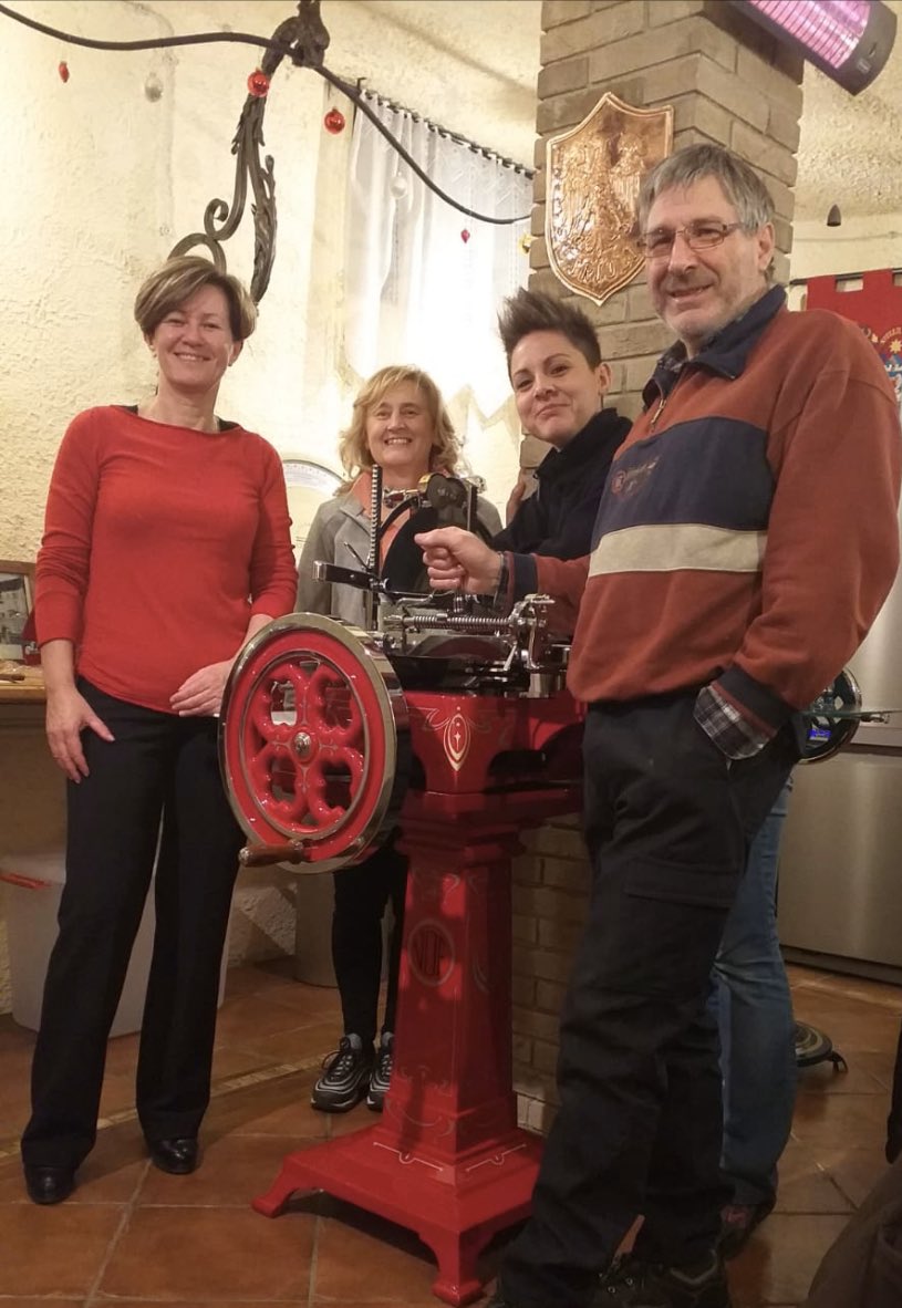 elenalizzi's tweet image. A #Colloredo (UD) nascono affettatrici artigianali uniche. #MircoSnaidero, coi figli Karin e Gary, realizza affettatrici richieste in tutto il mondo, ambasciatrici dell’alta qualità dell’artigianato #FVG 🥇 
... E il prosciutto tagliato con queste affettatrici... non ha rivali!😋
