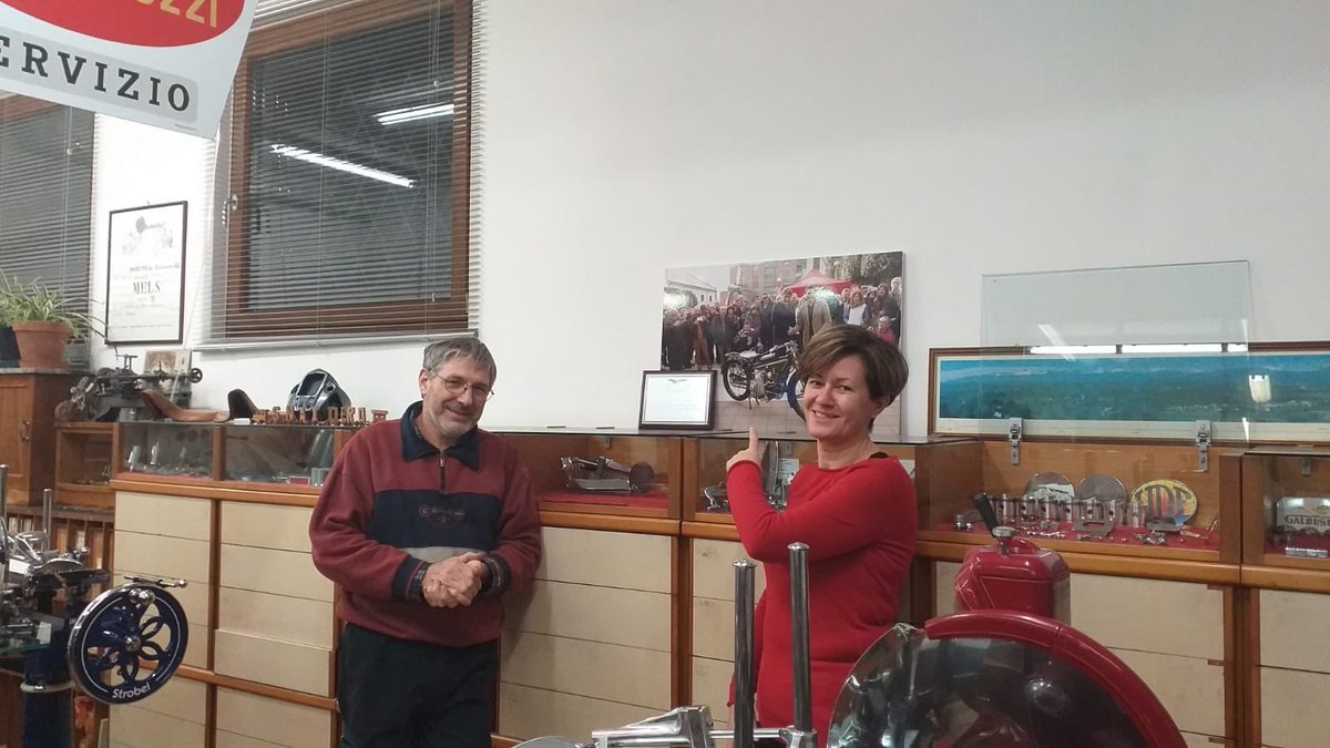 elenalizzi's tweet image. A #Colloredo (UD) nascono affettatrici artigianali uniche. #MircoSnaidero, coi figli Karin e Gary, realizza affettatrici richieste in tutto il mondo, ambasciatrici dell’alta qualità dell’artigianato #FVG 🥇 
... E il prosciutto tagliato con queste affettatrici... non ha rivali!😋