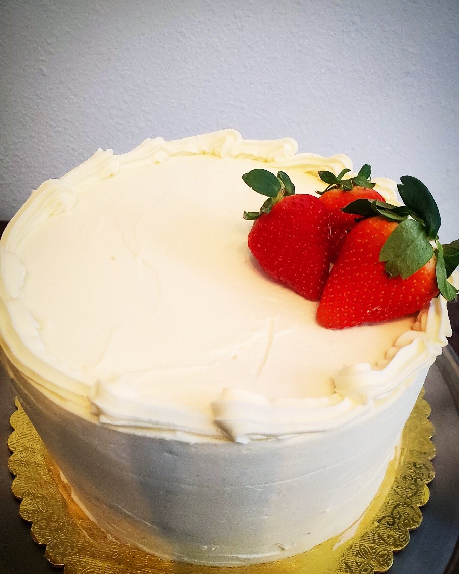 Happy New Year! We’re celebrating with Strawberry Champagne Cake 🍓🥂🍰