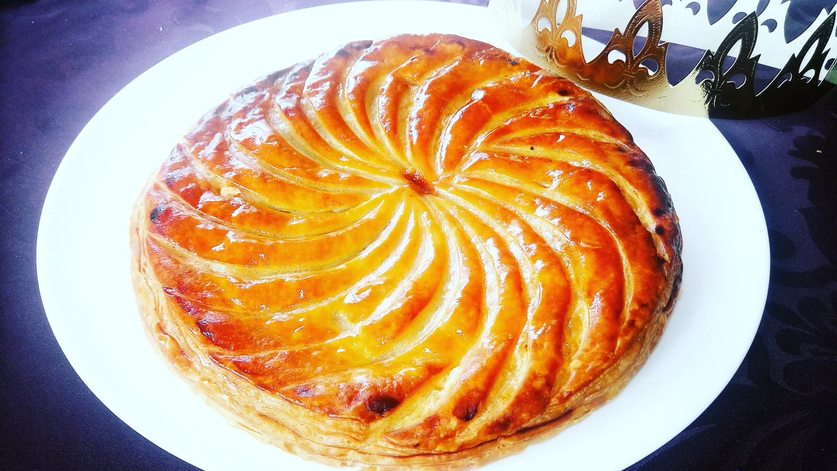 MelyMelatoque's tweet photo. Bonne et heureuse année à tous ! 
Ça y est , c'est parti pour la période des galettes des rois ! 😀🤴
A quoi vous les préférez ?
#galettedesrois #Food #Foodies #pastry https://t.co/XhGsVO467A